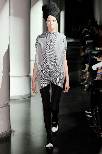 Look 16